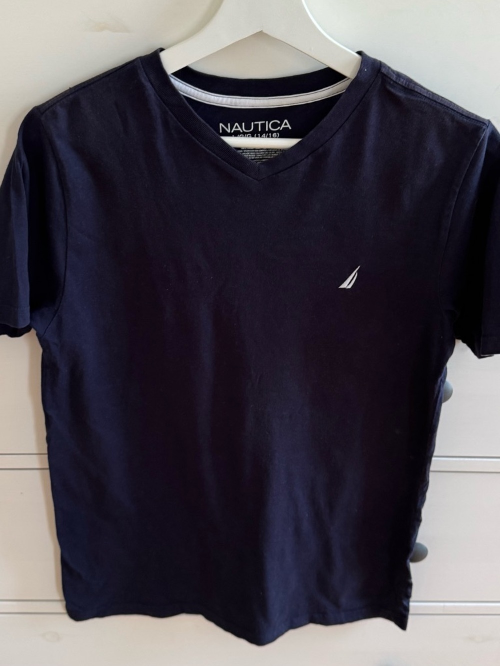 Nautica boys V-Neck T-Shirt in Navy with White Sail Logo, size L 100% cotton